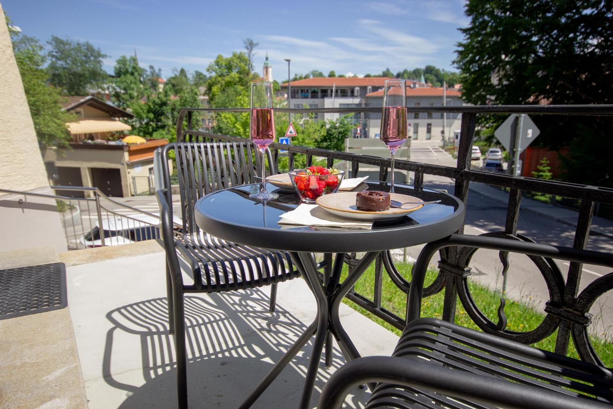 Liebelei Miesbach - Boutique-Apartment Mit Terrasse Im Zentrum Eksteriør bilde